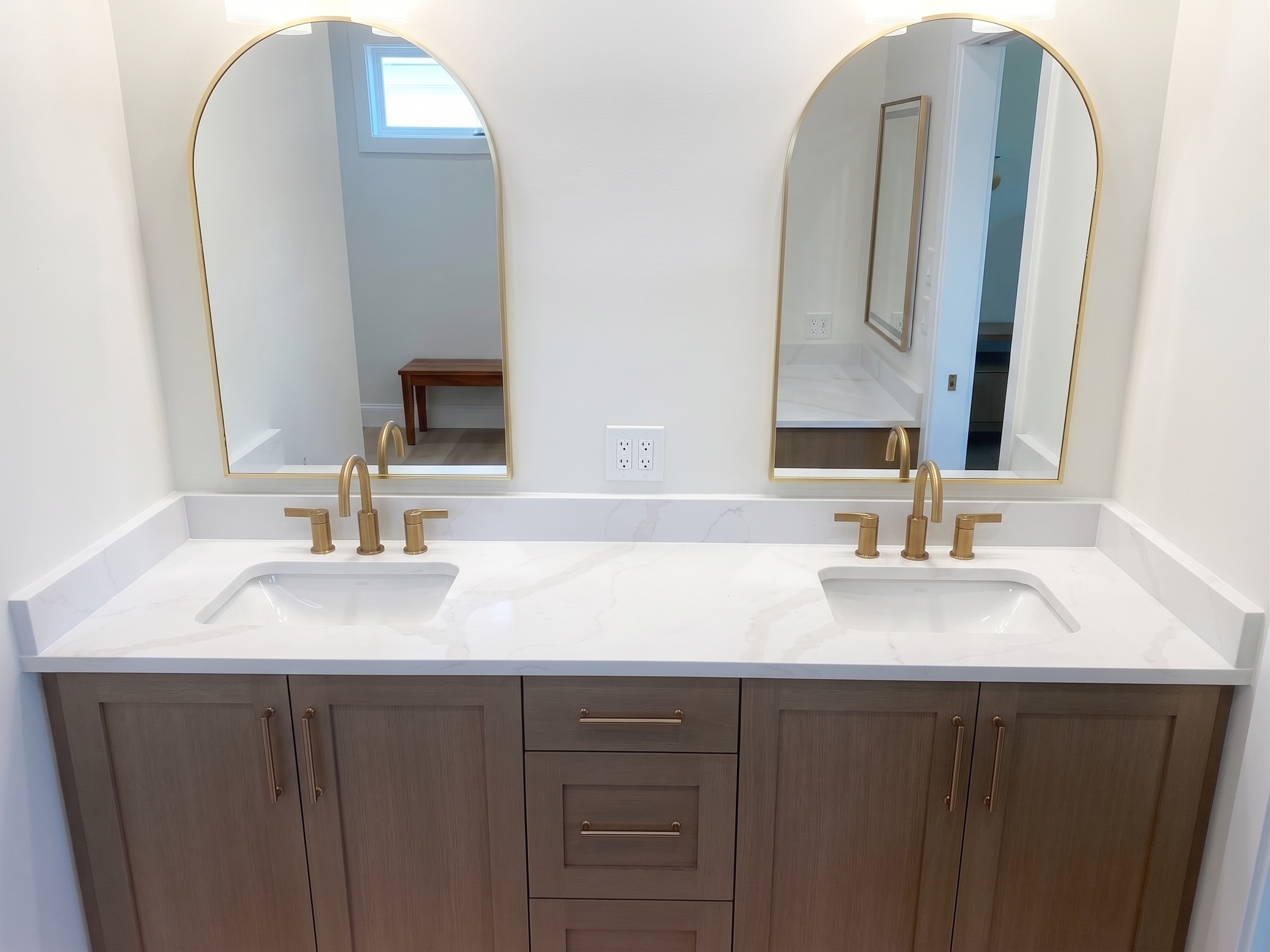 Double vanity in white quartz
